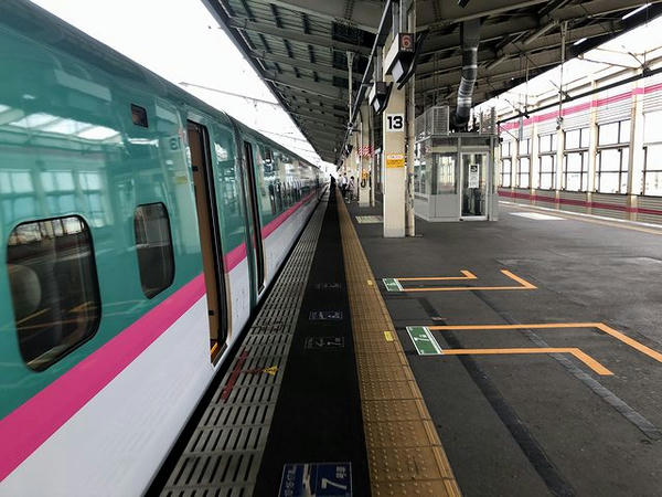 福島駅に停車中の仙台行き東北新幹線やまびこ203号