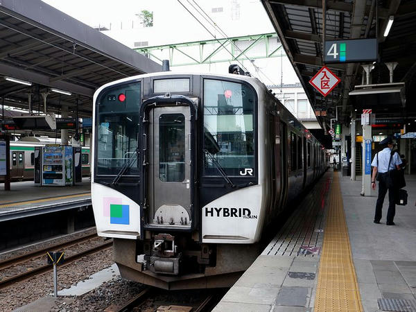 仙台駅に停車中の石巻行き特別快速列車