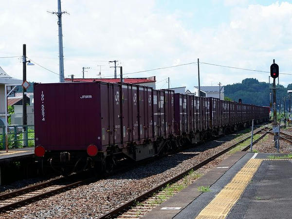 前谷地駅を通過する貨物列車