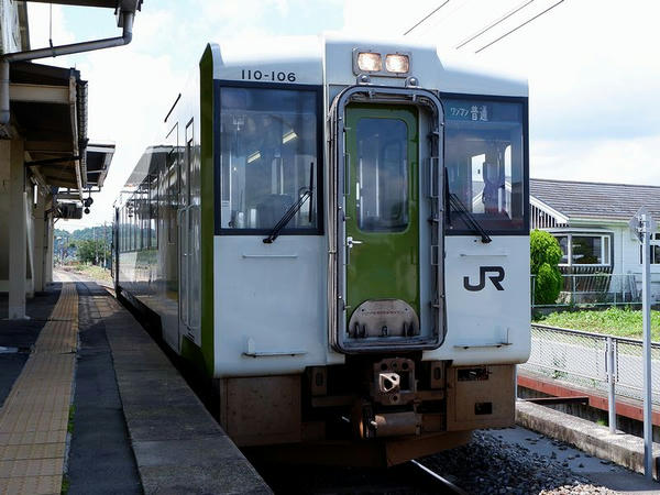 前谷地駅に停車中の柳津行き普通列車