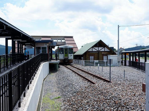 柳津駅と停車中の前谷地行き普通列車