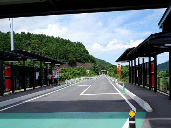 柳津駅BRTバス停から気仙沼方面を望む