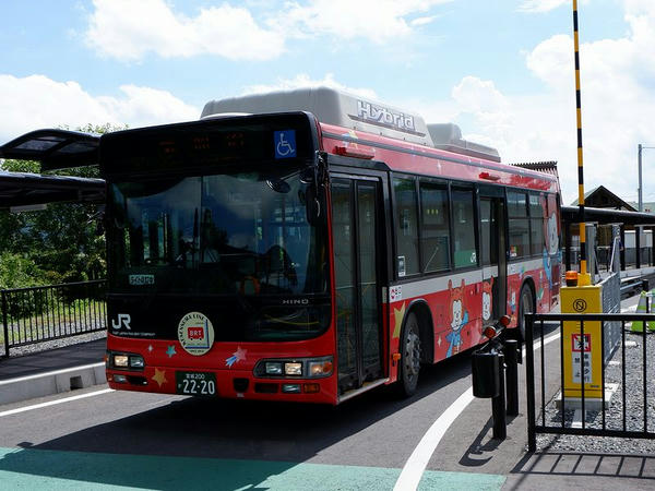 柳津駅に入ってくる気仙沼行きのバス
