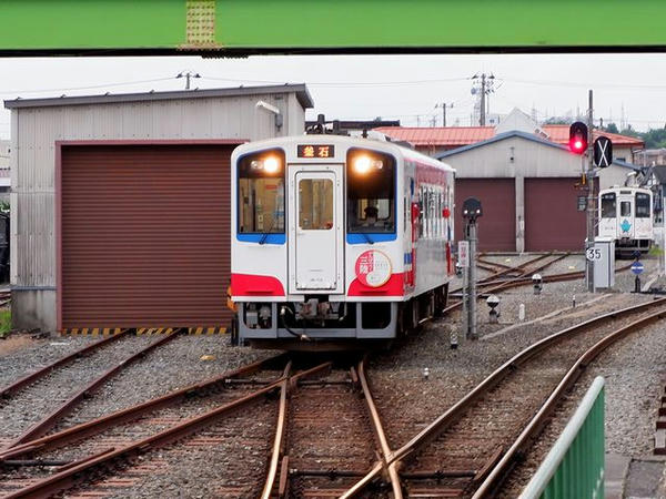 盛駅に入ってくる釜石行き普通列車