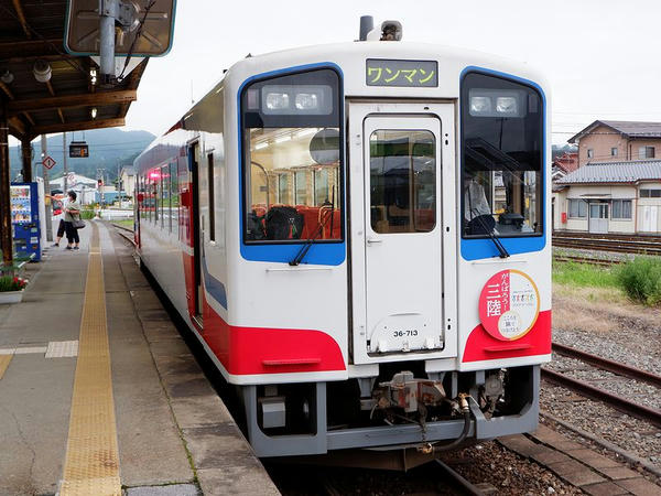 盛駅に停車中の釜石行き普通列車