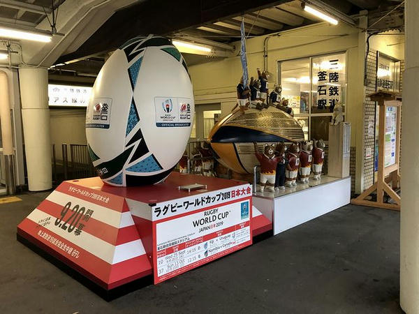 駅構内にあったラグビーのモニュメント