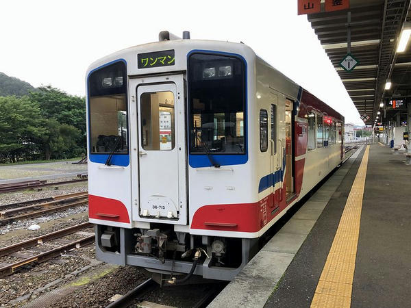 釜石駅に停車中の久慈行き普通列車
