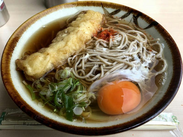 いただいたいか天そば＋生たまご（450円＋50円）