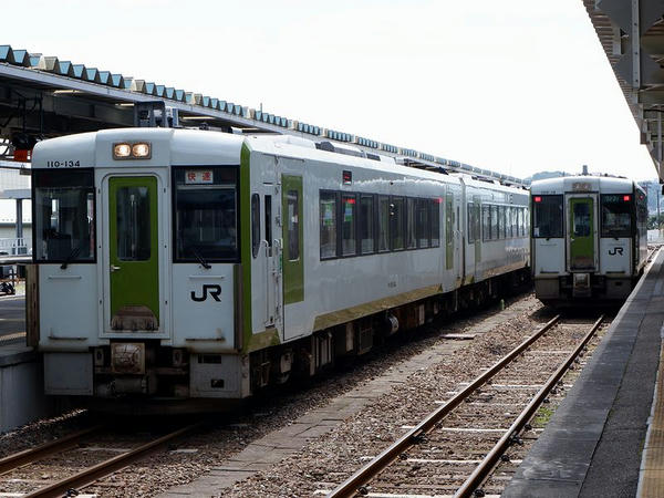 釜石駅に停車中の快速はまゆり4号（先頭方）