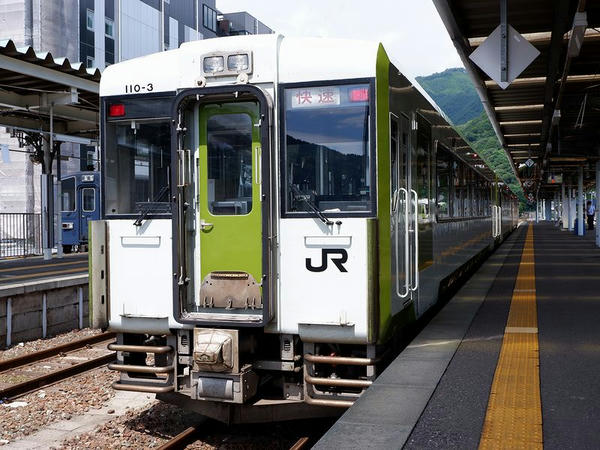 釜石駅に停車中の快速はまゆり4号（後部方）