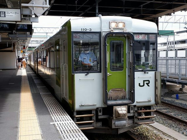 盛岡駅に到着した快速はまゆり4号