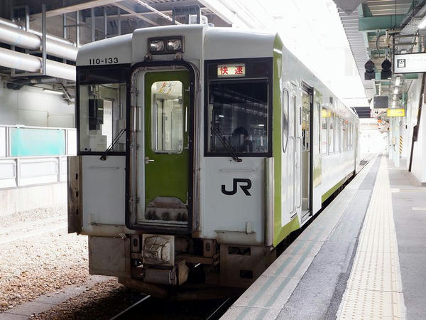 盛岡駅に停車中の宮古行き快速リアス