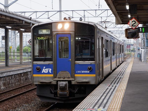 八戸駅に入ってる停車中の盛岡行き普通列車