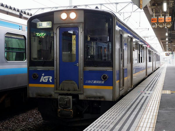 八戸駅に停車中の盛岡行き普通列車