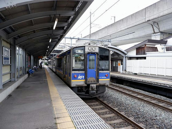 青山駅に停車中の盛岡行き普通列車