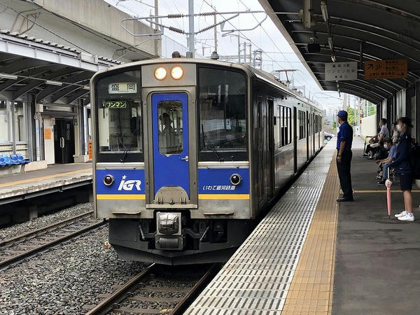 青山駅に入ってくる盛岡行き普通列車