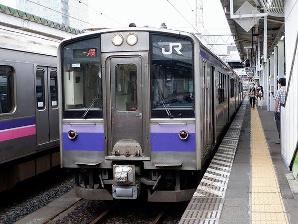 盛岡駅に停車中の一ノ関行き普通列車