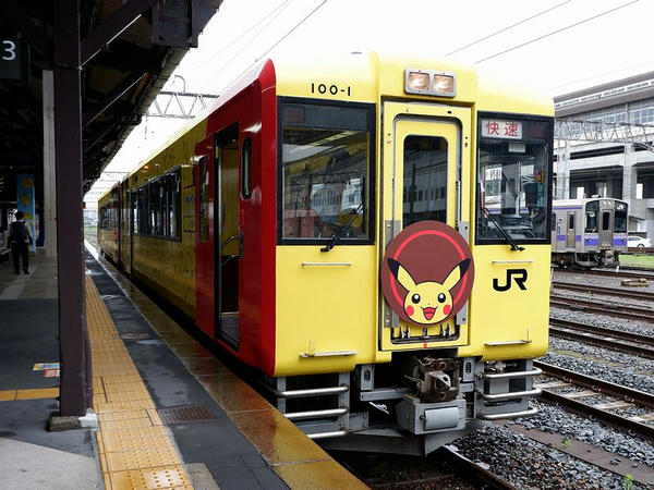 一ノ関駅に停車中の快速ポケモントレイン気仙沼号