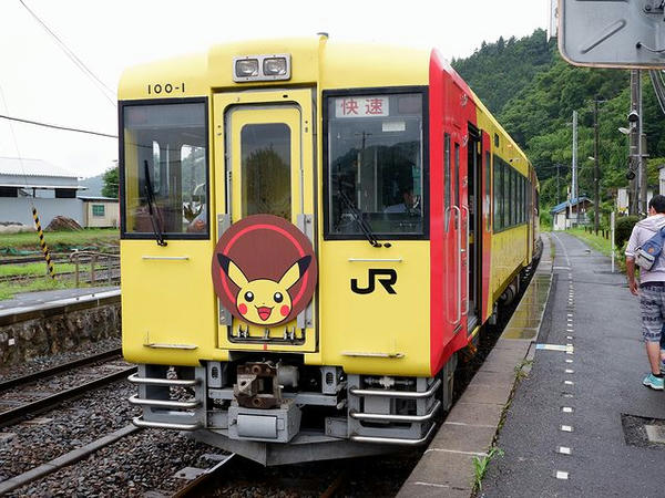 陸中松川駅に停車中の快速ポケモントレイン気仙沼号
