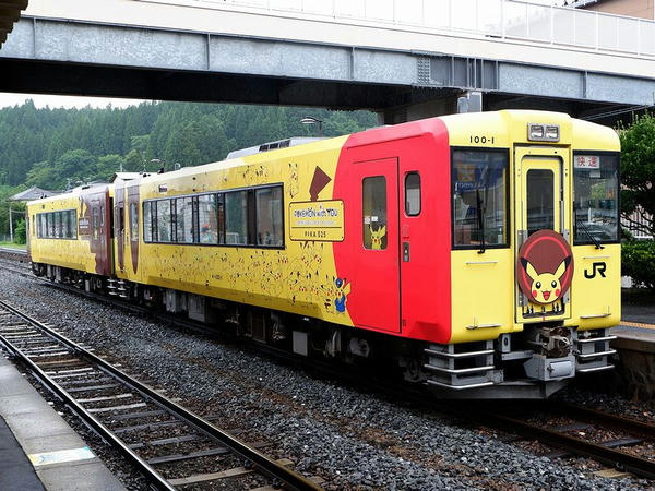 摺沢駅に停車中の快速ポケモントレイン気仙沼号