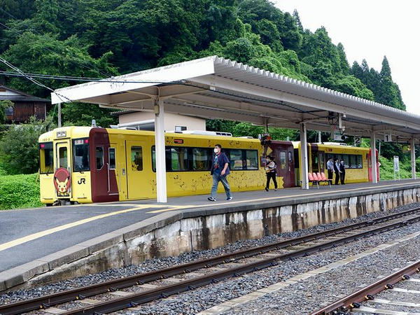千厩駅に停車中の快速ポケモントレイン気仙沼号
