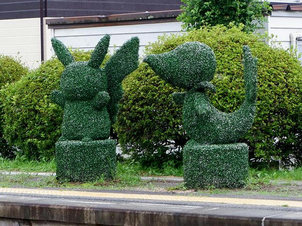 折壁駅ホームの植木で作られたポケモン