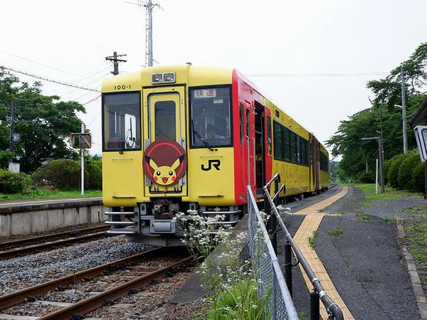 折壁駅に停車中の快速ポケモントレイン気仙沼号
