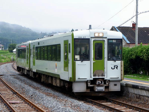 折壁駅に入ってくる一ノ関行き普通列車