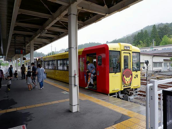 気仙沼駅に到着した快速ポケモントレイン気仙沼号
