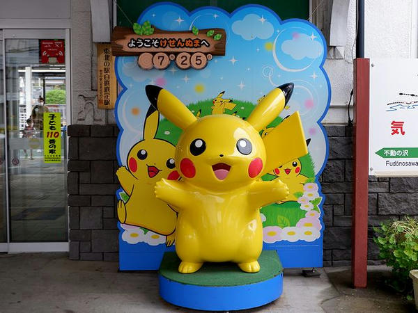 気仙沼駅駅舎外のピカチュウ