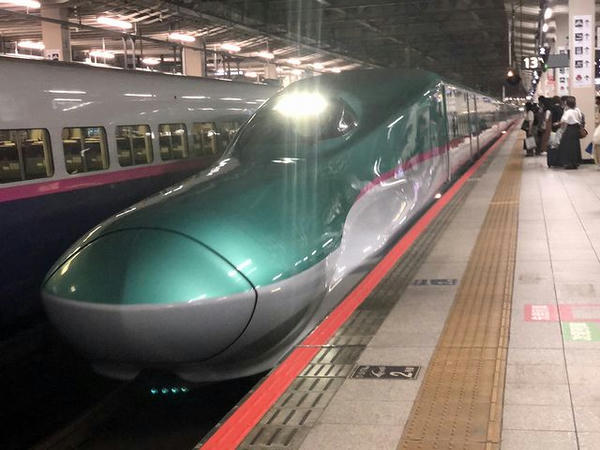 仙台駅に入ってくる東京行き東北新幹線やまびこ364号