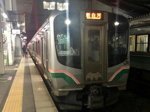 福島駅に停車中の新白河行き普通列車
