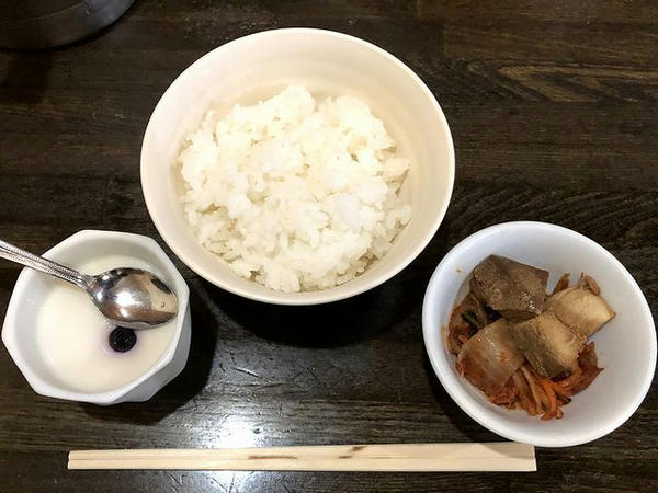 サービスのライス、小鉢（鶏チャーシュー）、杏仁豆腐