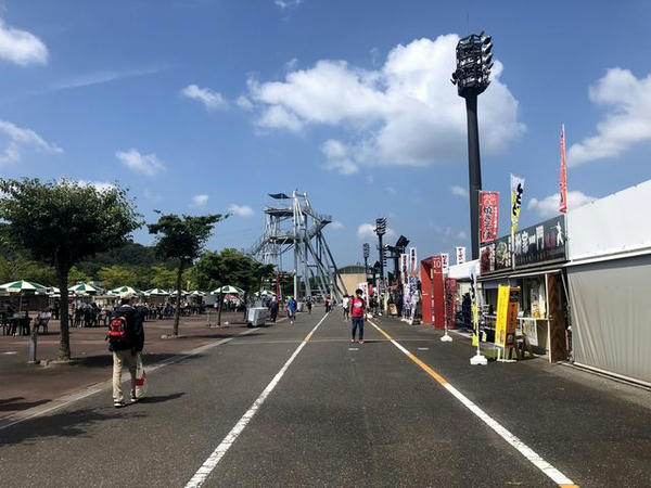 グランドスタンド付近のお店