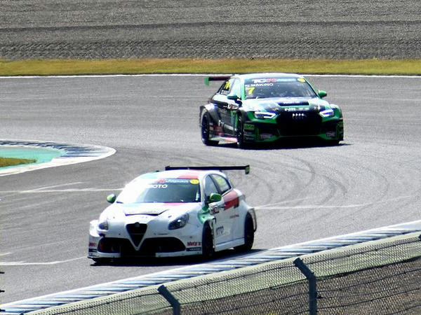 TCRJサタデーシリーズ予選を走行するNo.69梅本淳一選手とNo.7牧野淳選手