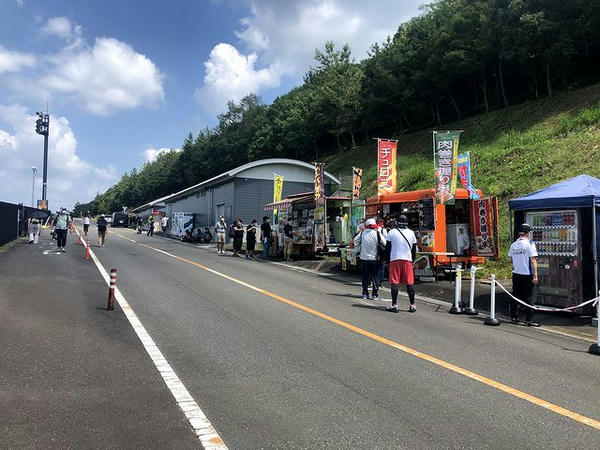 Z席付近のキッチンカーなど