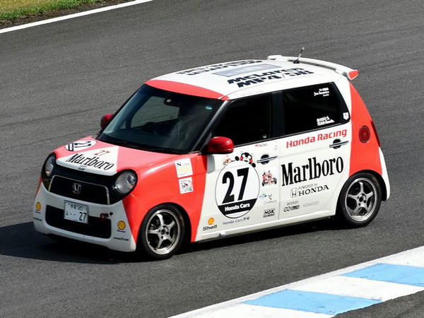 1990年マクラーレン・ホンダ A.セナ車っぽいカラーリングのNo.27手塚篤史選手
