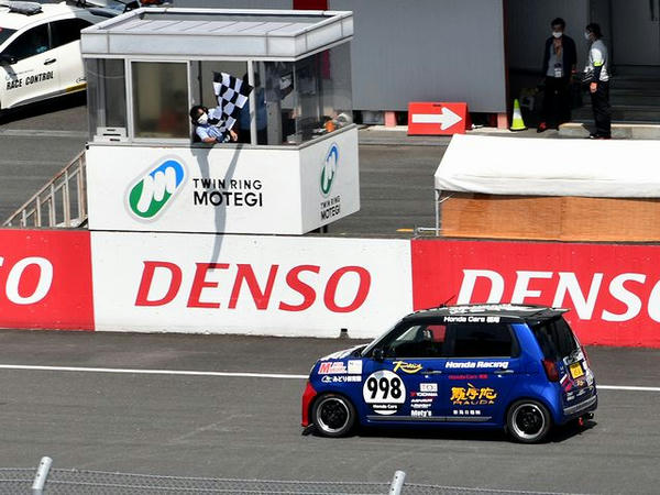 チェッカーフラッグと優勝したNo.998 吉田恭将選手