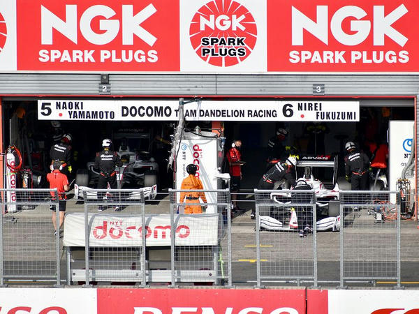 走行を終えたDOCOMO TEAM DANDELION RACINGの2台