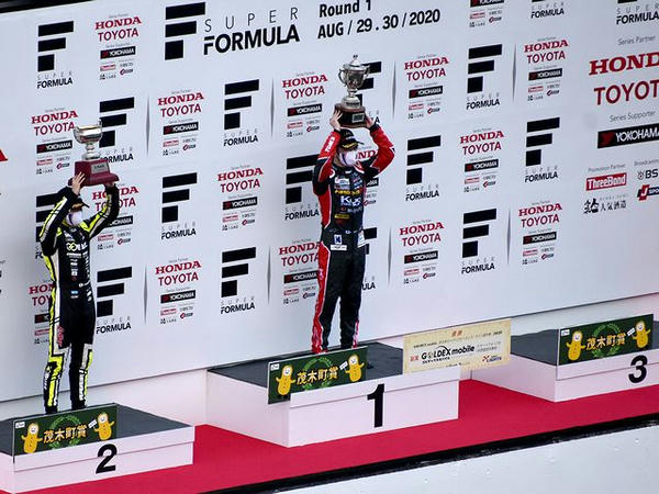 スーパーフォーミュラ・ライツ第1戦の表彰式（3位の名取鉄平選手は欠席）