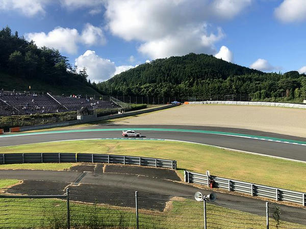 G席から90°コーナーを望む