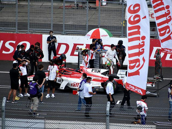 ダミーグリッド上で準備するNo.4フェネストラズ車