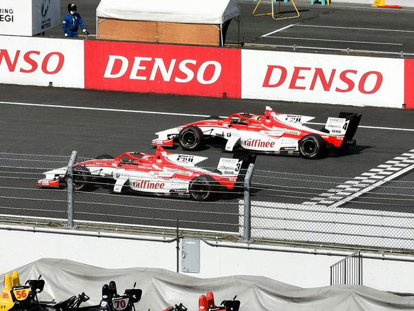スタート直後にNo.4フェネストラズ選手をオーバーテイクするNo.3山下選手