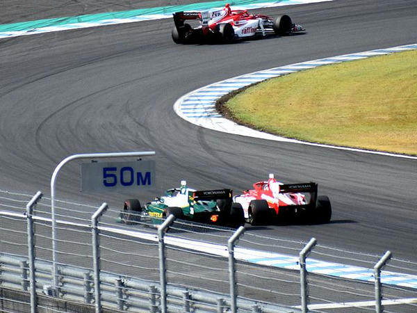 4周目の1コーナーでNo.4フェネストラズ選手に迫るNo.36中嶋選手