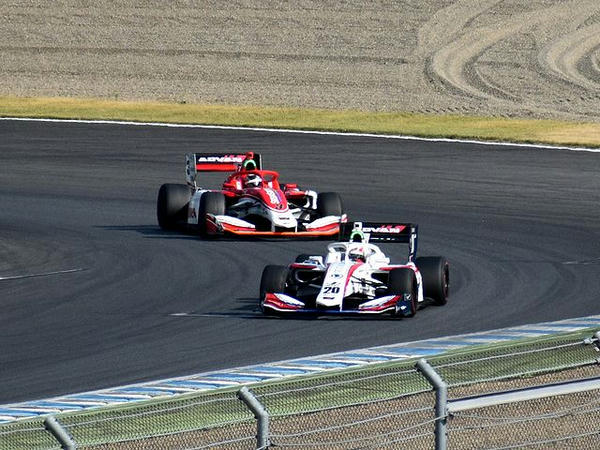 （多分）34周目の最終コーナーでNo.20平川選手に迫るNo.3山下選手