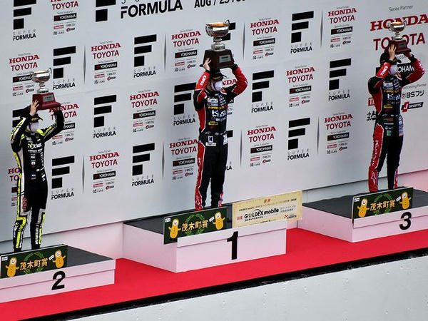 スーパーフォーミュラ・ライツ第3戦の表彰式