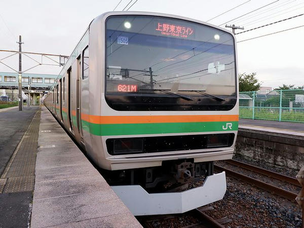 氏家駅に停車中の熱海行き普通列車