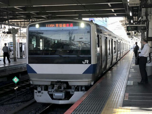 上野駅に入ってくる勝田行き普通列車