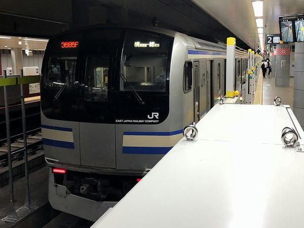 成田空港駅に到着した快速列車
