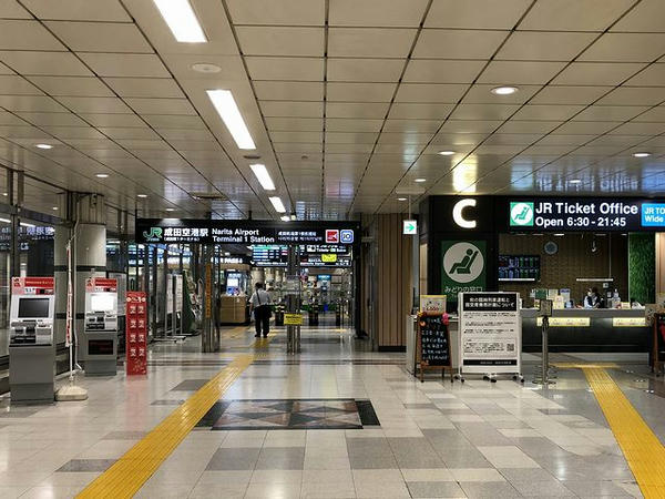 成田空港駅改札口付近